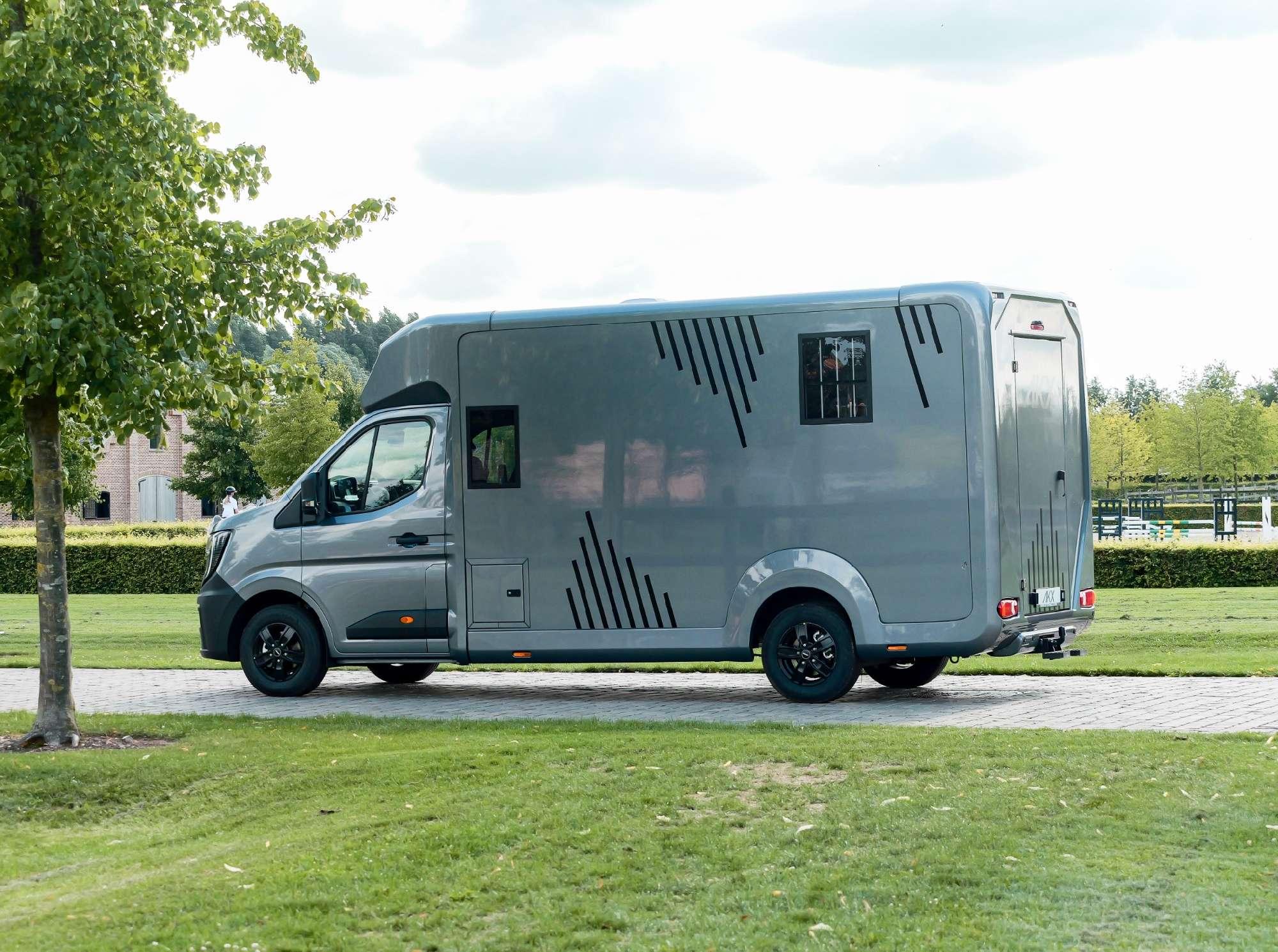 AKX DOUBLE CABIN RENAULT MASTER STALLION LAYOUT
